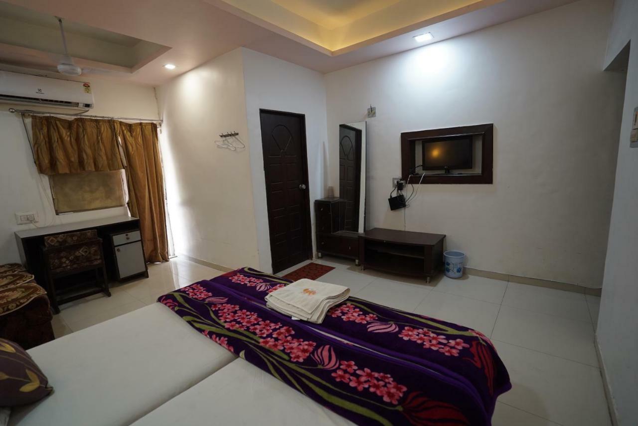 Hotel Royal Ahmedabad Buitenkant foto