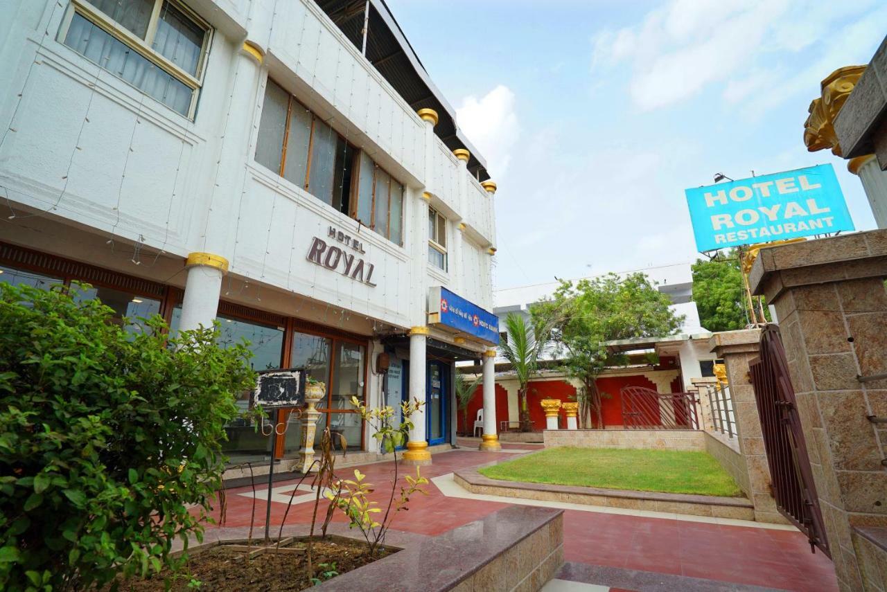 Hotel Royal Ahmedabad Buitenkant foto