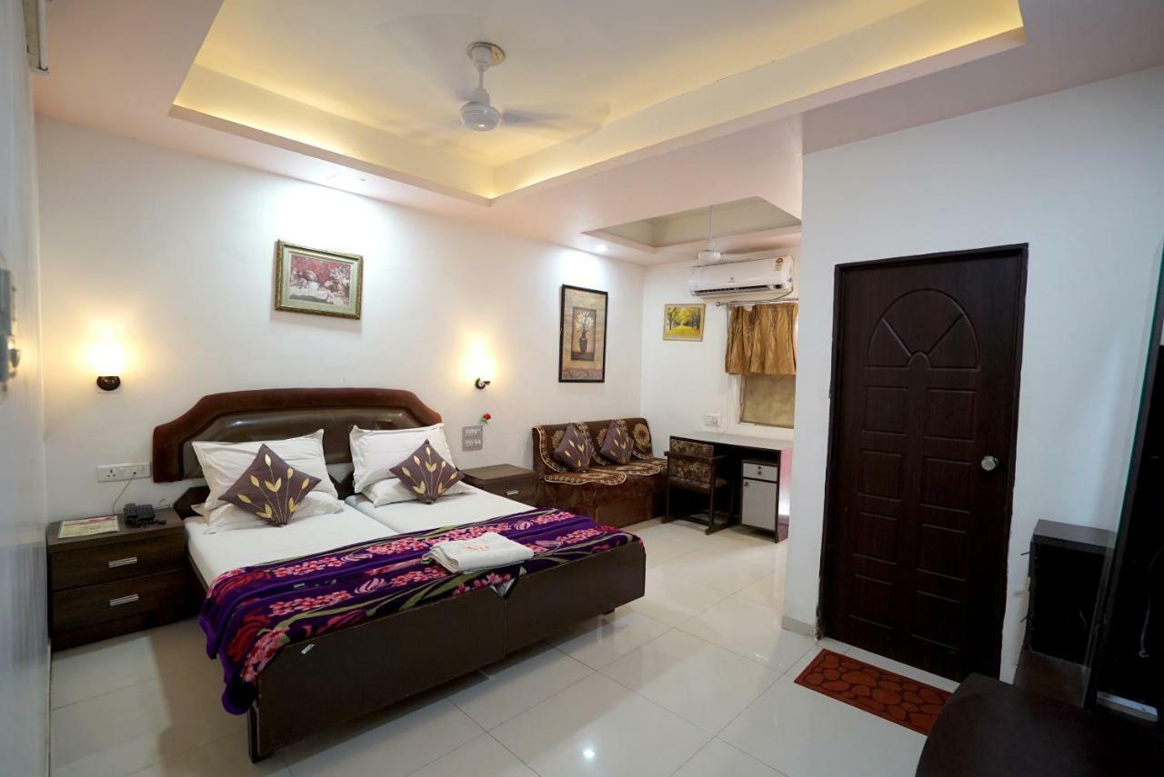 Hotel Royal Ahmedabad Buitenkant foto